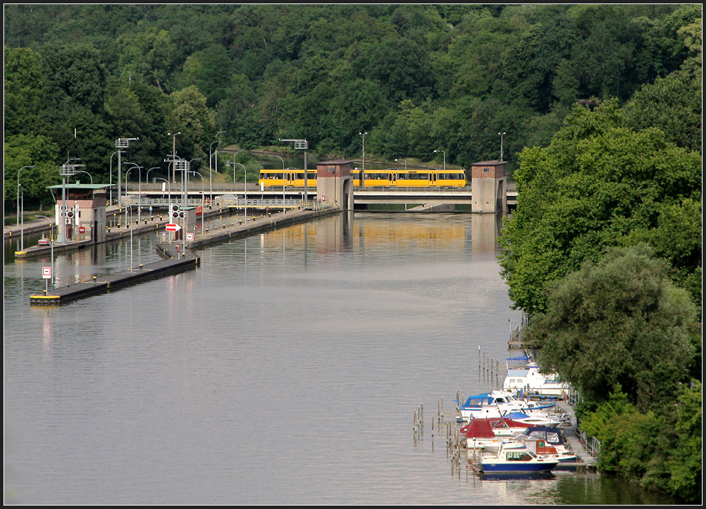 . Grünes Stuttgart - 

Blick von den Weinbergen am Neckartalhang bei Stuttgart-Freiberg auf die Schleuse zwischen Mühlhausen und Hofen mit einer Bahn der Linie U14. 

Bild wurde abgelehnt, da Motiv verdeckt. Nach der Diskussion freigeschalten. Die Frage ist aber immer was ist eigentlich das Motiv. Das muss nicht der Zug alleine sein, sondern immer auch die Gesamtsitutation. Hier Stadtbahn auf Schleusenbrücke.

07.06.2011 (M)