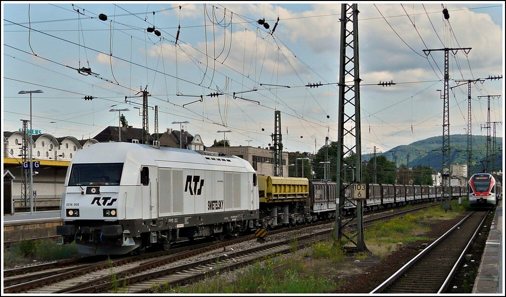 - Gterzge  gogo - Die RTS 2016 908 zieht am 23.06.2011 einen Schotterzug durch den Koblenzer Hauptbahnhof. (Hans) 