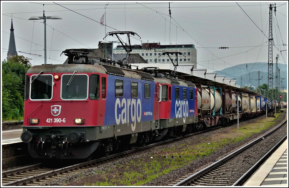 - Gterzge  gogo - Eine Doppeltraktion SBB Cargo Re 421 durchfhrt am 25.06.2011 den Hauptbahnhof von Koblenz. (Jeanny) 