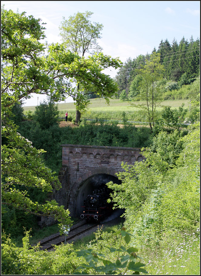 . Gut getarnt - Die schwarze Tender-Dampflok der BR 86 ist im Dunkel des nrdlichen Tunnelportales des Buchbergtunnels erst auf den zweiten Blick zu sehen. Leerfahrt von Ftzen nach Blumberg-Zollhaus. 16.06.2013 (Matthias)