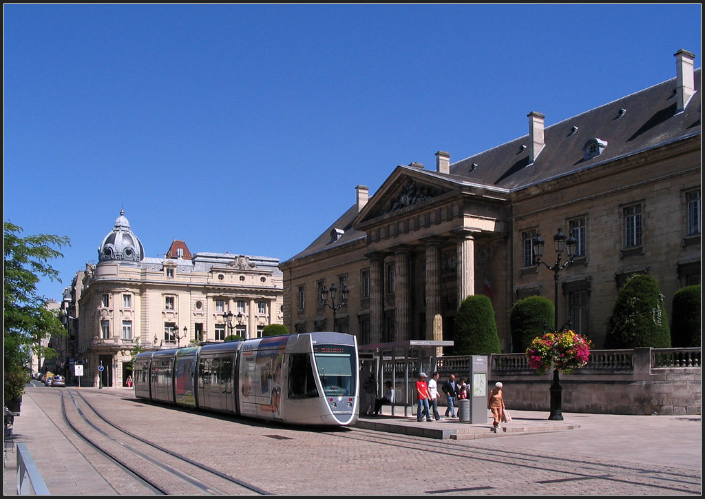 . Haltestelle  Opra  - Citadis-Straenbahn 117 mit Werbung an der zentralen Haltestelle  Opra . Von hier aus sind es nur wenige Schritte zur berhmten Reimser Kathedrale. 23.07.2012 (Gisela)