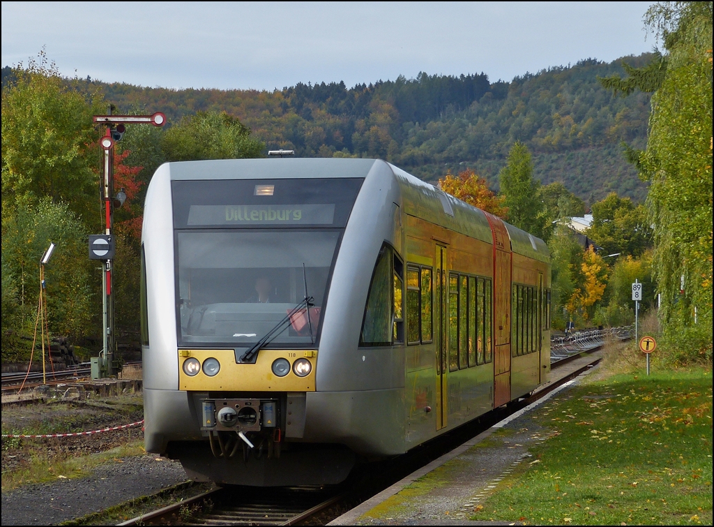 - Herbst im Hellertal - Ein Stadler GTW 2/6  der Hellertalbahn erreicht am 13.10.2012 den Bahnhof von Herdorf vor der Kulisse der herbstlich gefrbten Bumen. (Hans)