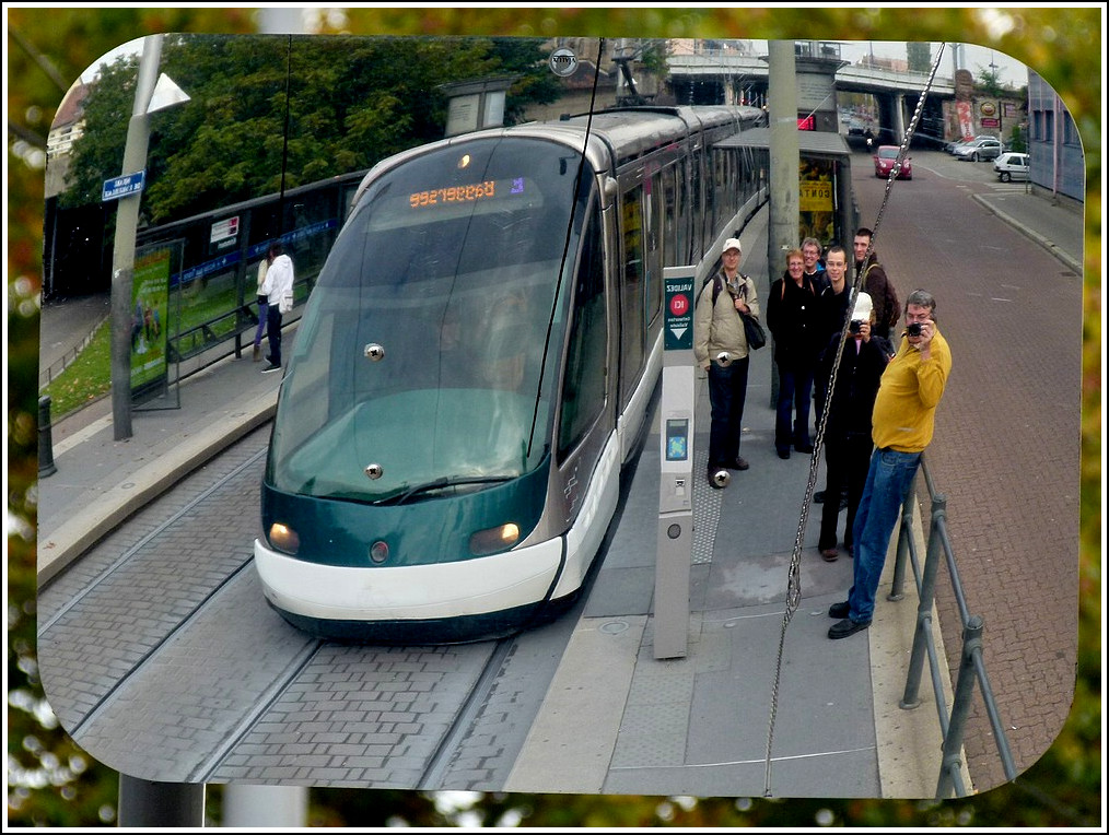 - Herbst in Strasbourg - Da das Bahnbildertreffen in Strasbourg am letzten Oktoberwochenende nicht offiziel angekndigt war, gibt es nur ein Spiegelbild der teilnehmenden Fotografen: v.l.n.r. Matthias, Christine, Stefan, Jonas, Silvan, Jeanny und Hans. 29.10.2011 (Jeanny)
