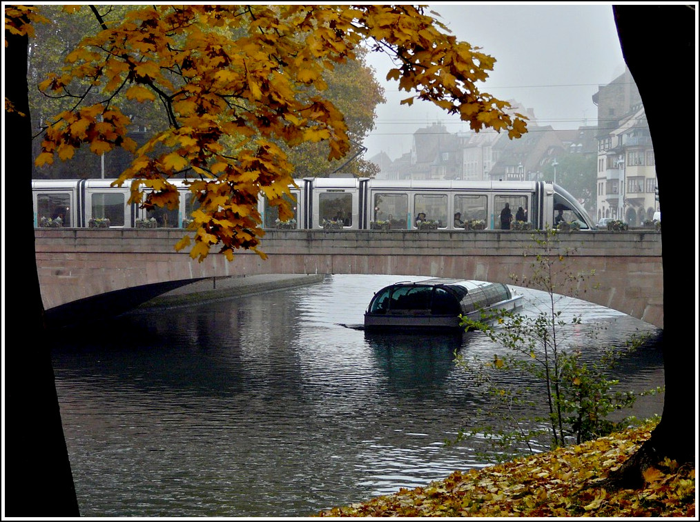 - Herbst in Strasbourg - Die vielen Brcken in Strasbourg, bieten immer neue Mglichkeiten die Straenbahn abzulichten. Whrend das Panorama-Schiff schon fast unter dem Pont St Nicolas verschwunden ist, hat die Eurotram diese gerade erreicht. 31.10.2011 (Hans) 