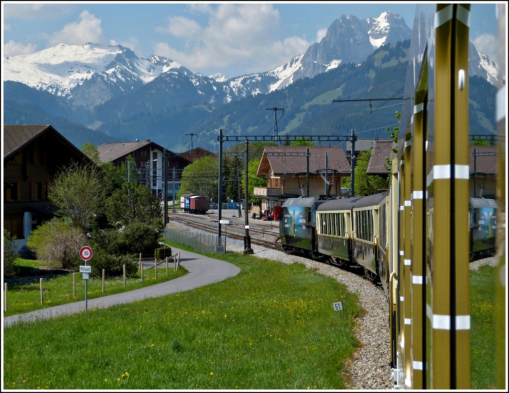 - Herrliche Gebirgswelt - Der Goldenpass Classic fhrt am 25.05.2012 in Schnried ein. (Jeanny)
