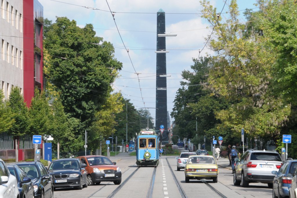 ..., hier am Obelisk am Karolinenplatz