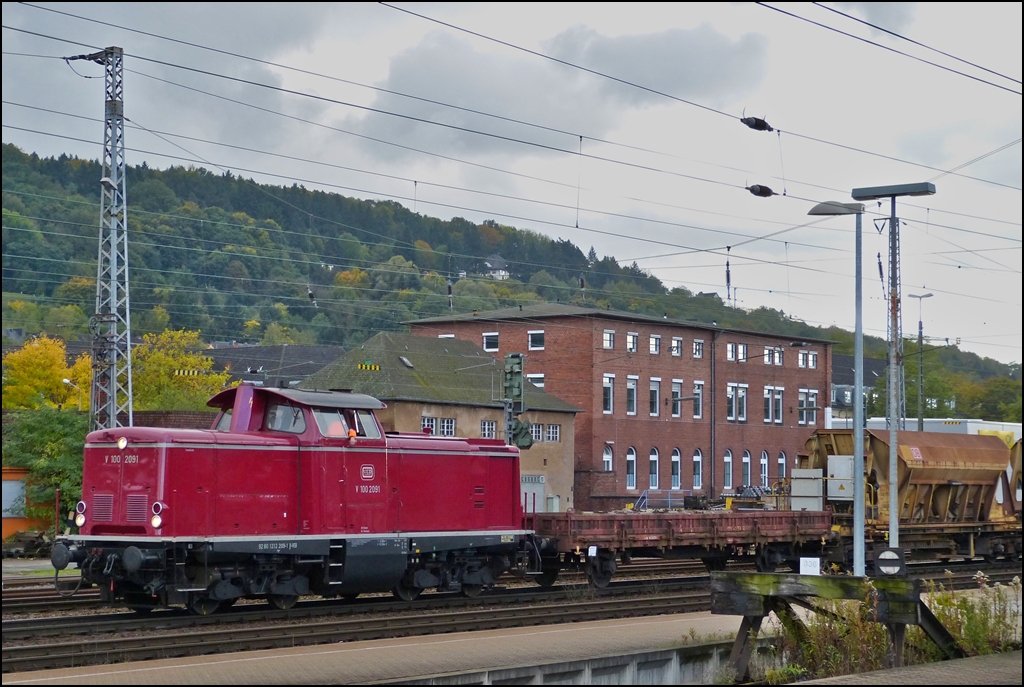- Highlight in Trier -  Am 15.10.2012 konnte ich im Hauptbahnhof von Trier die V 100 2091 der Vulkan-Eifel-Bahn mit einem Bauzug am Hacken ablichten. Diese Lok wurde 1964 bei MaK in Kiel unter der Fabriknummer 1000227 gebaut. Weitere technische Daten der Lok:   Fahrzeugdienstgewicht: 63 t, Lnge ber Puffer:  12.100 mm,  Treibraddurchmesser: 950 mm, Hchstgeschw. Vorwrts: 100 km/h,   Hchstgeschw. Rckwrts: 100 km/h,   Leistung: 993 kW / 1.350 PS. (Hans)