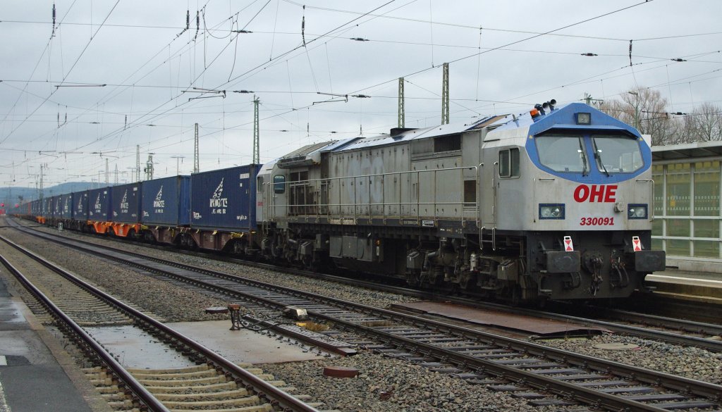 ... hing am Zugschluss noch Tiger Nr. 330091 ex LTH jetzt neu mit OHE Beschriftung. Nur noch das Blau auf den Stirnseiten und auf dem Dach erinnert an die LTH als Vorbesitzer. Wobei es glaub ich keinen groen Unterschied macht, da die LTH ohnehin  powered by OHE  ist.