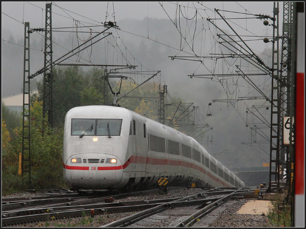 . Hinten hängt er noch etwas -

Eine Aufnahme von Thomas Skrempa hat uns dazu bewogen, hier in Amstetten ein ähnliches Bild zu machen. Der vordere Teil des ICE hat die Steigung der Geislinger Steige geschafft und hatte die waagrechte Strecke erreicht, während der hintere Teil des Zuges sich noch in  Schieflage  befindet. Das Bild wurde bei strömenden Regen gemacht. Getestet haben wir da auch mal ISO 800. 

25.09.2010 (J)