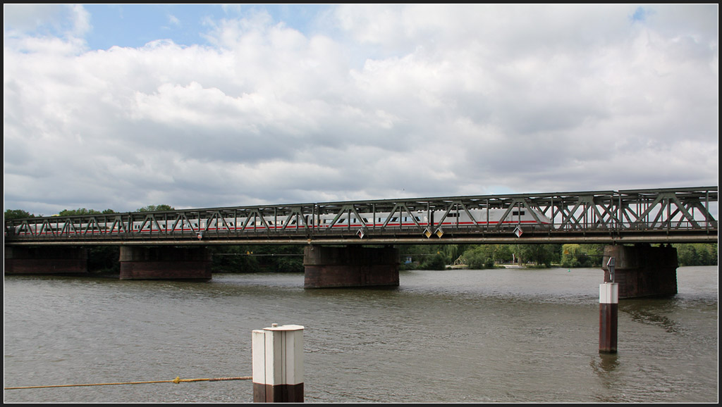 . Hinter dem Fachwerk - 

Die Main-Neckar-Brücke in Frankfurt mit ICE 1. 

12.07.2012 (M)