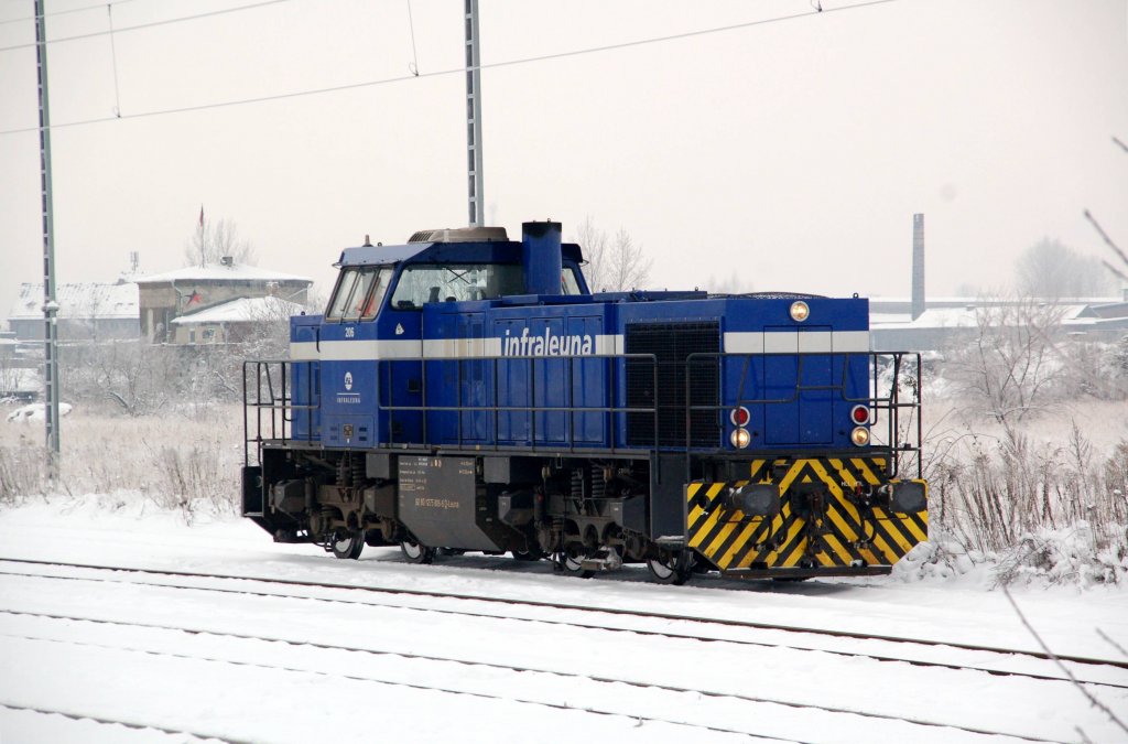 ... holte kurz darauf Lok 206 der InfraLeuna ab. Fotografiert am 06.01.2010 in Bitterfeld.