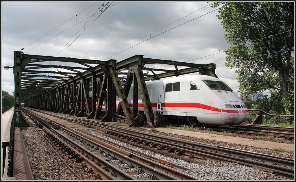 . ICE von der Brücke kommend - 

Ein ICE 1 auf der Main-Neckar-Brücke in Frankfurt am Main. 

12.07.2012 (M)