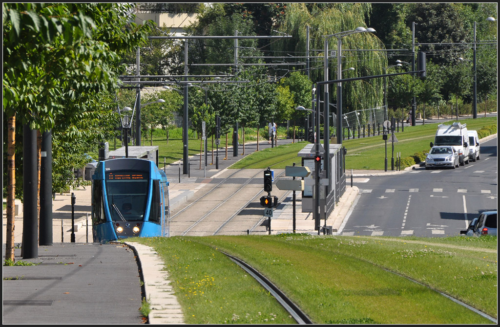 . Im Anstieg - Die Citadis-Tram 106 in Fahrtrichtung Sden hat die Haltestelle  Courlancy  verlassen und erklimmt die kurze Steigungsstrecke entlang der Avenue du Gnral de Gaulle. 24.07.2012 (Jonas)