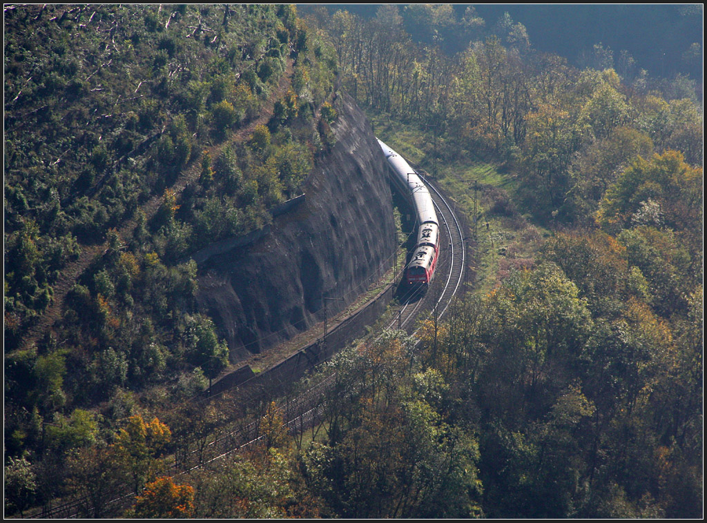 Im Bogen - 

IC mit zwei Loks der Baureihe 218 auf Talfahrt auf der Geislinger Steige.

16.10.2011 (M)