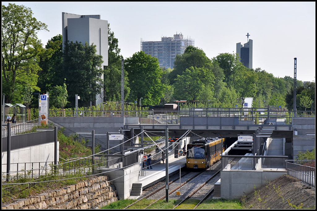 . Im Einschnitt - 

Die Stadtbahntrasse in Stuttgart-Fasanenhof senkt sich ab und unter einer Brücke befindet sich die erste Station  Fasanenhof (Bonhoefferkirche) . Im Anschluss wird die Grünzone des Wohngebietes in einem Tunnel unterfahren. 

07.05.2011 (J)