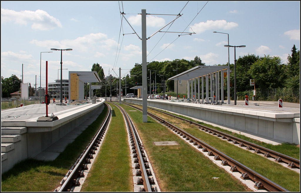 . Im Endspurt - 

Bau der Stadtbahnstrecke zum Hallschlag. Hier die neue Haltestelle Löwentor mit 80 Meter langen Bahnsteigen. Ab 2016 wird die Linie U12 zu eine der wichtigsten der SSB und dann mit Doppelzügen befahren. 

Stuttgart, 13.06.2013 (Matthias)
