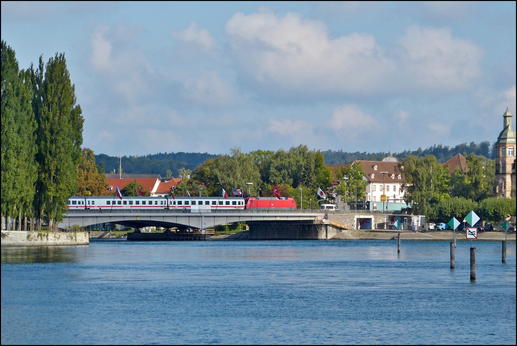 - Imperiale Aussicht - Die Imperia bewacht die Hafeneinfahrt in Konstanz und von dort kann man den IC beobachten, wenn er die Rheinbrcke befhrt. 13.09.2012 (Jeanny)