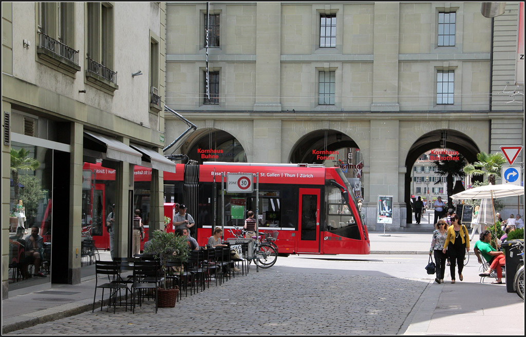 . In der Berner Altstadt - 

Combino-Tram am Kornhausplatz. 

21.06.2013 (M)