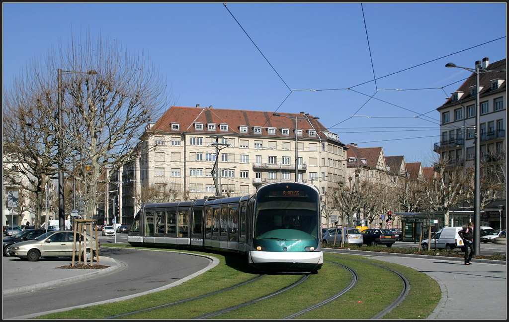 . In der Kurve - 

Eine Straßburger Eurotram auf der Linie C biegt hier auf Rasengleis von der Avenue Jean Jaurès in die Rue de Ribeauvillè. Diese Strecke ging am 25.08.2007 in Betrieb. 

06.03.2008 (M)