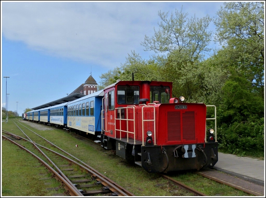 - Inselbahnromantik - Die Wangerooger Inselbahn ist das einzige von Verbrennungsmotoren angetriebene Verkehrsmittel auf der Insel Wangerooge. Die etwa drei Kilometer lange Strecke vom Hafen (Westanleger) zum zentral gelegenen Dorfbahnhof wird von einer Schmalspurbahn mit 1000 mm Spurweite befahren. Bahnbetreiber ist die DB AutoZug, eine Tochter der Deutschen Bahn. Damit ist die Wangerooger Inselbahn die einzige von der Deutschen Bahn betriebene Schmalspurbahn. 1999 beschaffte die DB AG zwei neue Diesellokomotiven der Firma Schma. Am 07.05. 2012 wartete die 399 108-0 (Baujahr 1999 unter der Fabriknummer 5600) im Bahnhof Wangerooge auf ihren nchsten Einsatz. Das Bild wurde am Bahnbergang gemacht. (Hans) 
