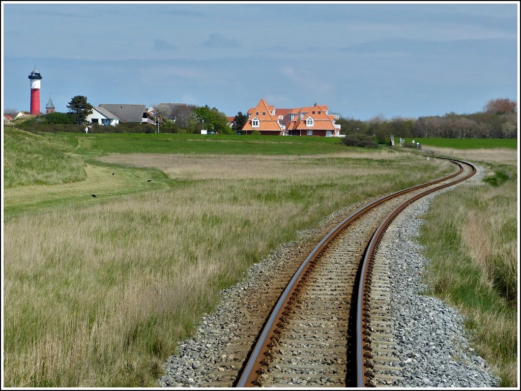 - Inselfeeling - Die Wangerooger Inselbahn ist eine eingleisige, nicht elektrifizierte und meterspurige Bahnstrecke auf Wangerooge, eine der Ostfriesischen Inseln. Sie ist die einzige von der Deutschen Bahn betriebene Schmalspurbahn und ist das wichtigste Verkehrsmittel der autofreien Insel. Unterwegs zrck zum Fhranleger kann man aus dem letzten Wagen nochmal einen Blick auf das Dorf Wangerooge werfen. 07.05.2012 (Jeanny)