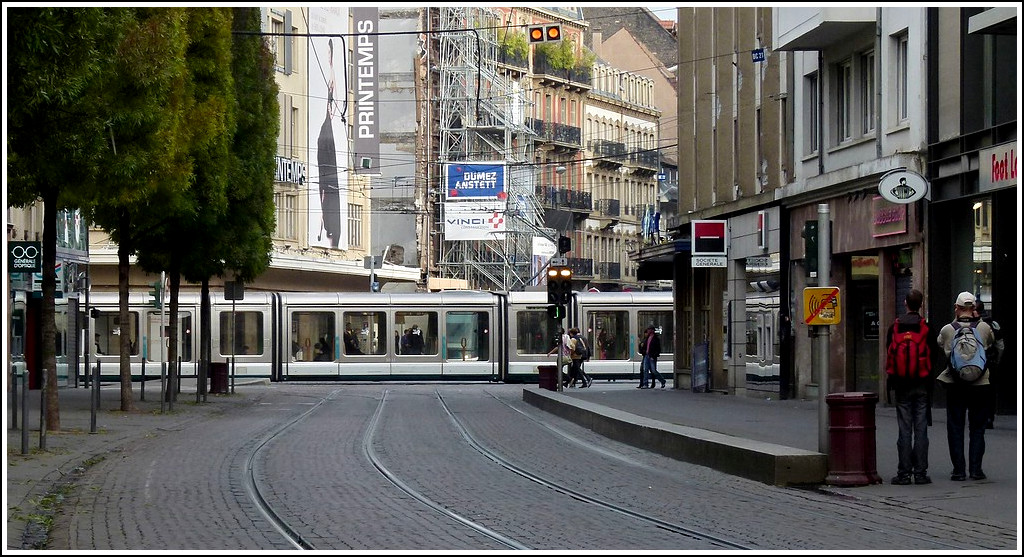 - Interssante Fotostelle - In der Rue du Vieux March aux Vins in Strasbourg haben die Bahnfotografen eine gute Sicht auf den regen Straenbahnverkehr rund um den Knotenpunkt Homme de Fer, wo sich 5 der 6 bestehenden Linien kreuzen. 30.10.2011 (Jeanny)