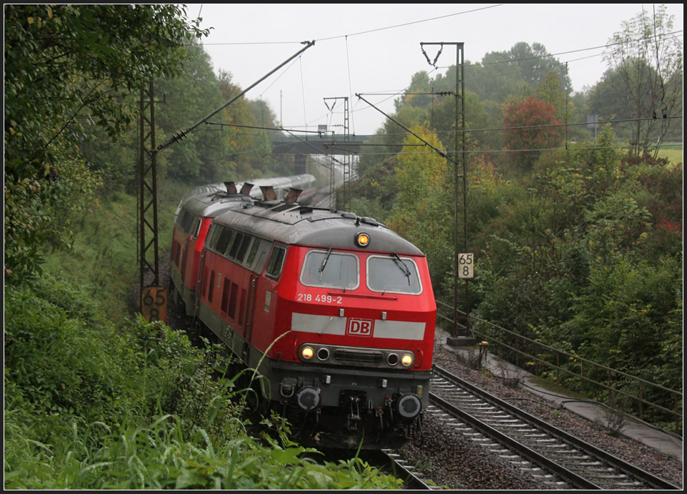 . Jetzt geht es runter -

Zweimal 218 vor IC kurz hinter Amstetten am oberen Beginn der Geislinger Steige, hier mehr für Freunde der klassischen Bahnfotografie. 

25.09.2010 (M)