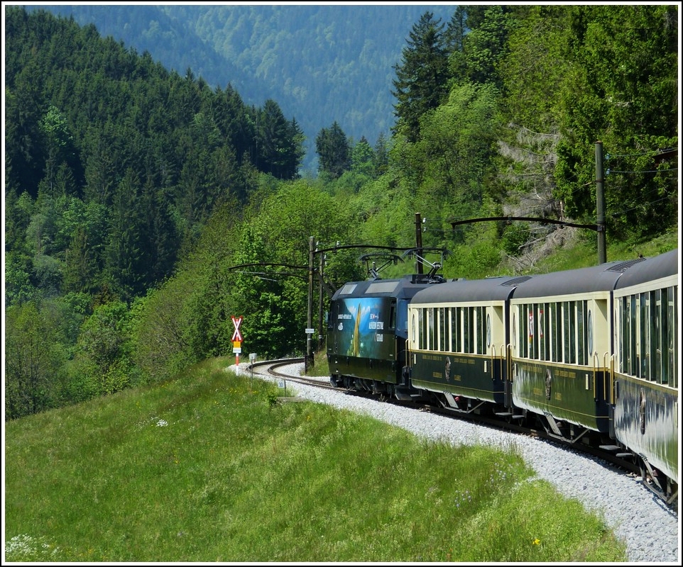 - Klassisch - Die alten Fahrleitungsmasten zieren noch immer den Streckenabschnitt der Goldenpass line zwischen Chteau d'Oex und Rossinire. 25.05.2012 (Jeanny)