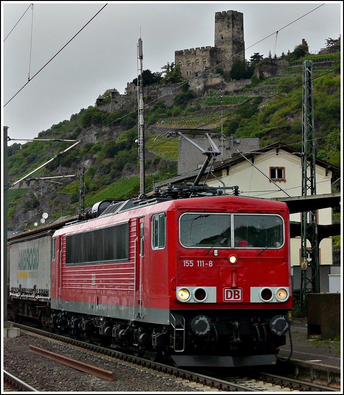 - Kleine und groe Zge - Die 155 111-8 drchfhrt am 25.06.2011 den Bahnhof von Kaub. (Hans)