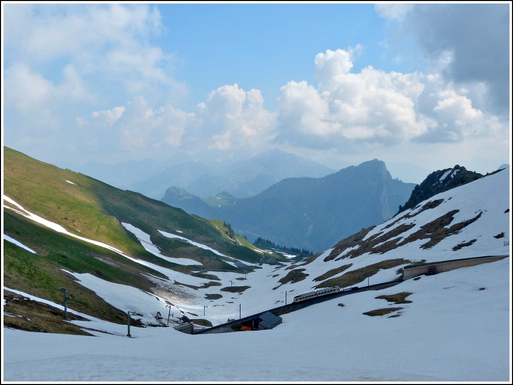 - Kleiner Zug in grandioser Landschaft - An der Endstation Rochers de Naye (2042 m..M.) hat man eine wunderschne Aussicht auf die Landschaft und den talwrts fahrenden MGN Zug. 26.05.2012 (Jeanny)