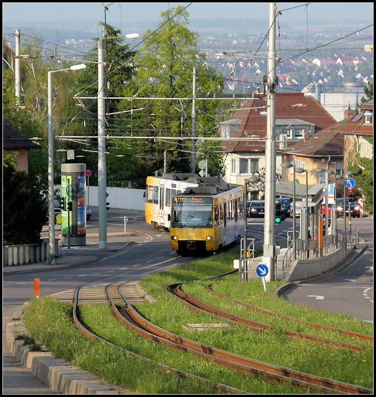 . Kurvenfahrt - 

Der älteste Serien-Stadtbahnzug 3007/08 der SSB biegt hier von der Gänsheidestraße in die Payerstraße ab. 

17.04.2011 (M)
