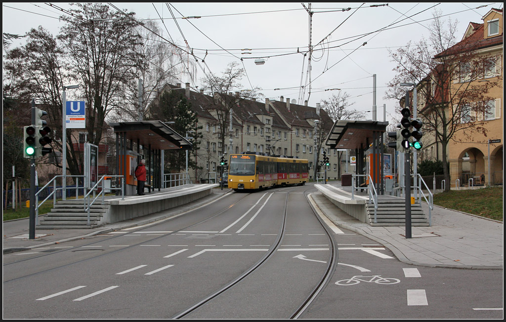 . Kurze Bahnsteige - 

Haltestelle  Wimpfener Straße  in Stuttgart-Zuffenhausen. Die U15 wird sich aufgrund der vielen straßenbündigen Strecken nicht auf Doppeltraktionsbetrieb ausbauen lassen. Hier fehlt es einfach an Platz für 80 Meter lange Bahnsteige. 

11.12.2011 (M)