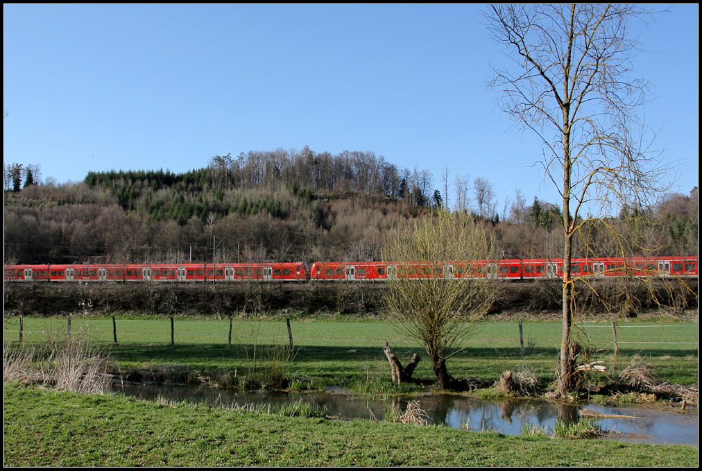 . Landschaftsbild mit Zug -

Wie ein rotes Band wirkt der Regionalzug im scheinbar unberührten Lonetal zwischen Urspring und Lonsee auf der Schwäbischen Alb. So ähnlich nimmt man die Züge hier als Spaziergänger wahr. Das Rot hebt sich aus dem grünen Umfeld deutlich ab. Ich könnte mir aber hier auch eine Winterbild vorstellen, mit grau-weißem IC-Zug, der eher wie getarnt in die Landschaft eingepasst wäre. 

02.04.2011 (M)