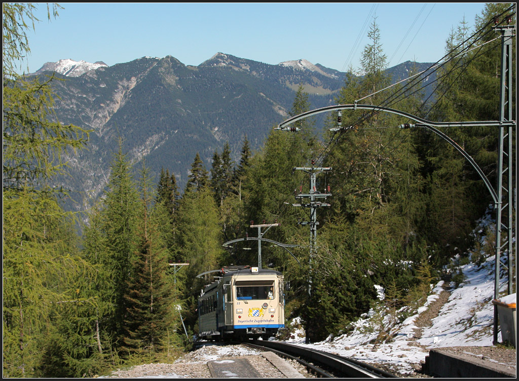 . Letzte Aussicht vor dem Tunnel - Haltepunkt  Riffelriss  auf 1640 Meter Hhe. Anschlieend geht es in den etwa fnf Kilometer langen Tunnel bis zur Endstation  Zugspitzplatt . Bayerische Zugspitzbahn im September 2011 (Matthias) 