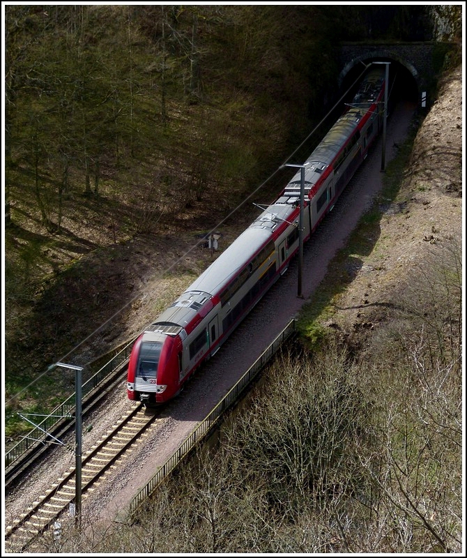 - Licht und Schatten - Die Sonne zeigte sich kurz am 16.04.2012, als die Computermaus 2223 den Tunnel  Schankewehr  zwischen Kautenbach und Goebelsmhle verliess. (Hans)