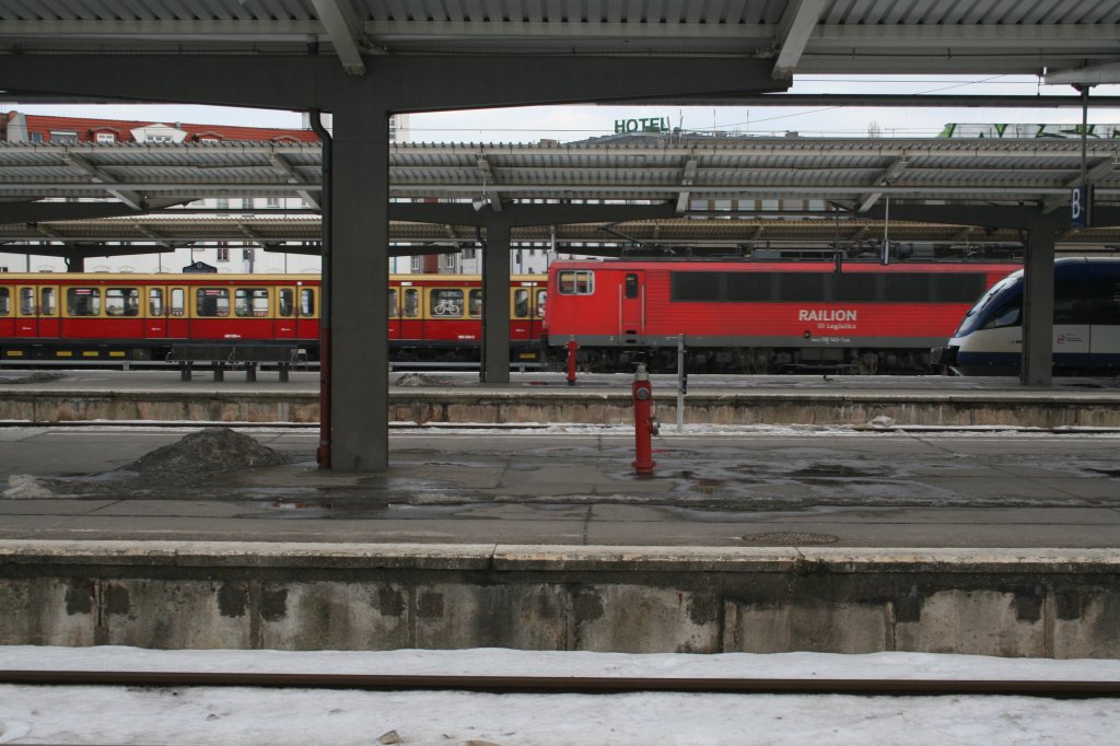  Mal quer Beet fotografiert.Whrend ein Talent der NBE und eine S-Bahn auf ihre Abfahrt warten,schiebt sich eine 155er mit einem Kesselzug zwischendurch.Berlin-Lichtenberg 20.02.10.