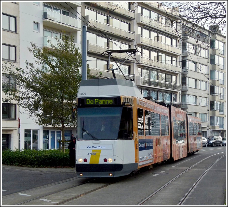 - Mehr Urbanitt - Die Strecke der Kusttram fhrt nicht nur immer an der Nordseekste entlang, sondern auch durch die engen Huserschluchten der Hafenstadt Oostende. 12.11.2011 (Hans)