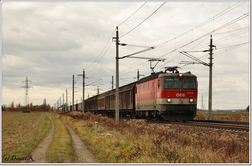 ### Meine Geburtstagstour am 05.11.10 ###
Am 05.11.10 hatte ich Geburtstag. (Danke in diesem Sinne nochmals an die vielen Kollegen f�r die Gl�ckw�nsche) 
Es ging an meinem Burzeltag nach Oftering. Ich hatte viel erwartet jedoch nicht Signale die binnen 10 sek. nach einer Rotphase schon wieder auf Gr�n schalten, dass hie� Z�ge im 5 min. Takt. 
Wenn ich alle Z�ge hier zeigen w�rde, m�sste ich ca. 150 Bilder uploaden, leider habe ich nicht soviel Zeit ;-) 
Zum Bild: 1044 047 war einer der ersten Z�ge die wir am B-day mit einem Mischer von Wels gen Linz ablichten konnten.