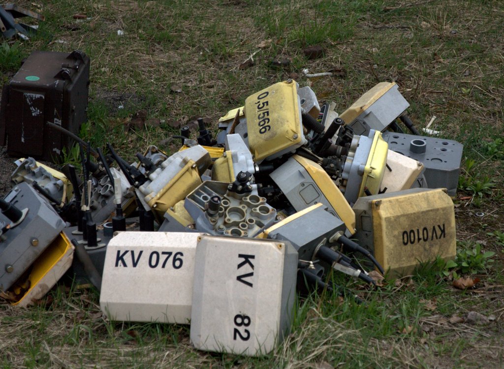   Moderne   Sicherungstechnik im Aus. Durch den  Ausbau der Strecke 
Dresden Neustad-Coswig  haben diese erst nach der  Wende installierten 
Verteiler schon wieder ausgedient.
08.04.2012  gegen 13:00 Uhr auf dem Gel�nde der L��nitzgrundbahn oder DB 
in Radebeul Ost entdeckt.