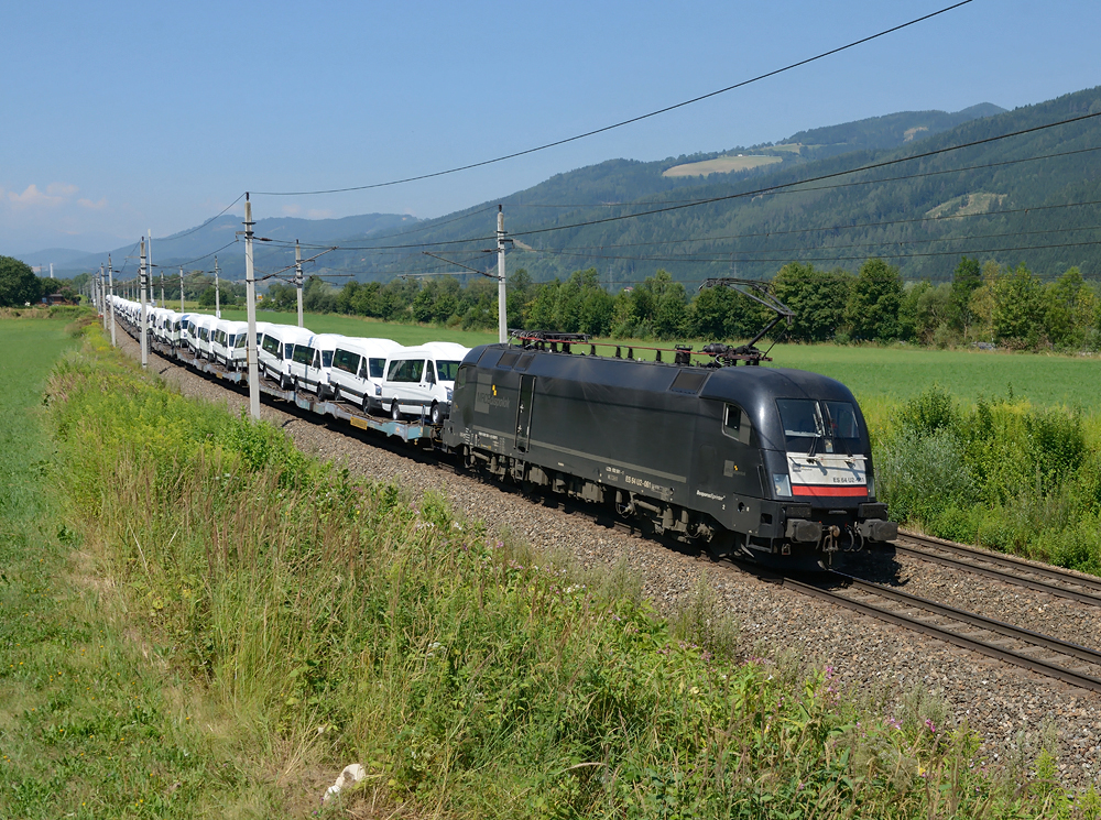  MRCE 182 561 bzw. ES 64 U2-061 war am Samstag den 27.07. mit dem  LTE Transporter Zug  42987 nach Spielfeld-Straß unterwegs, und wurde von mir in Foirach fotografiert. 
