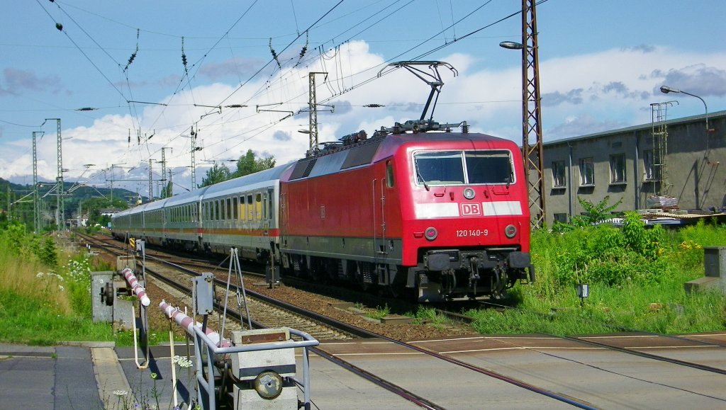   Nachschu   eines IC aus Richtung Dresden-Hbf hier am Bahnbergang Cossebaude (Sachsen) mit der 120 140-9 als Schublok, 14.7.12