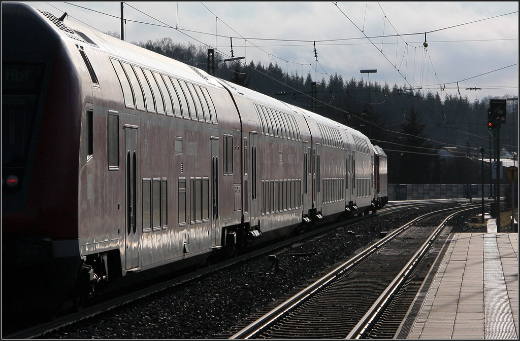 . Nachschuss im grellen Streiflicht - 

Durchfahrt IRE Stuttgart - Lindau im Bahnhof Amstetten (Württemberg). 

03.01.2012 (M)