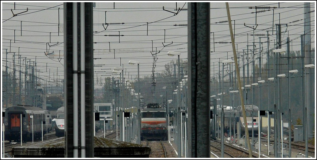 - Nahezu unfotografierbar III - Um sich die Zeit zu vertreiben, hat (fast) jeder Fotograf ein Bild der SNCF Abstellgruppe westlich der Haltestelle Krimmeri-Meinau in Strasbourg gemacht. 29.10.2011 (Hans)
