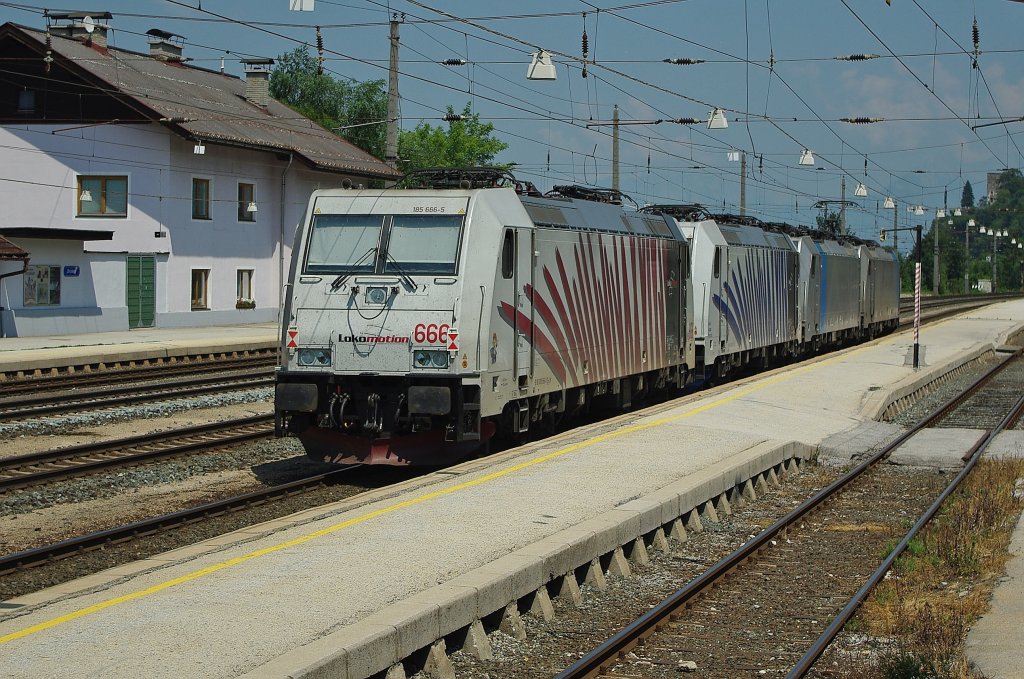 ... und noch einen Nachschuss auf den Lokzug. Am Schluss hing 185 666, die wir whrend unseres Urlaubs sehr hufig sehen durften. Aufgenommen am 16.07.2010 in Brixlegg.