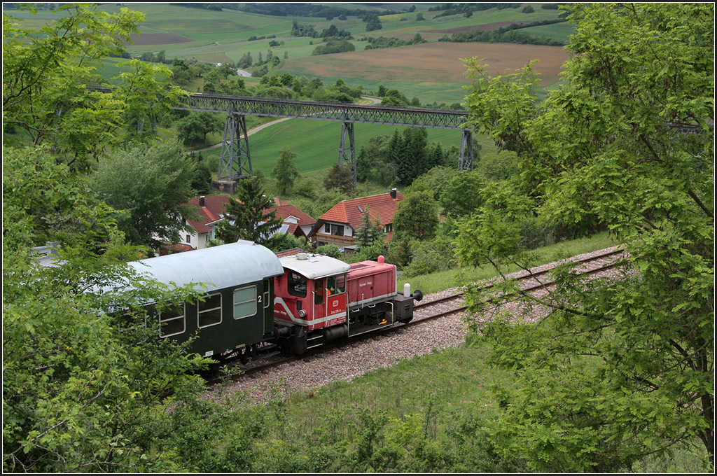 . Nochmals ein Blick auf das Epfenhofener Viadukt - Klein-Diesellok KF 332 auf Bergfahrt in Richtung Blumberg-Zollberg auf der Sauschwnzlesbahn. 14.06.2013 (Matthias)