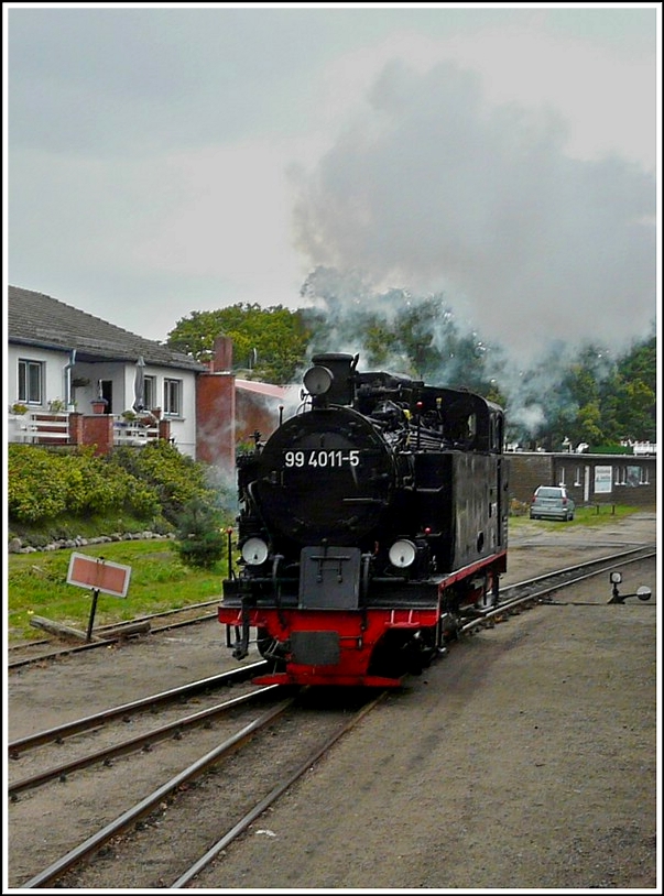 -Nostalgie auf der Schiene - In Ghren, der Endstation der Rgenschen Bderbahn, setzt den Dampflok 99 4011-5 whrend einem Regenschauer um. Diese Lok aus dem Jahre 1931 ist eine Vertreterin von schweren Industrielokomotiven, die z. T. bis nach dem zweiten Weltkrieg von verschiedenen Lokfabriken entwickelt und gebaut wurden. Nach mehr als 60 Jahren Einsatz vor schweren Gterzgen im Mansfelder Kupferrevier fhrt die Lok seit dem Jahr 2008 vor teilweise nicht weniger schweren Personenzgen zwischen Putbus und Ghren. 22.09.2011 (Hans)