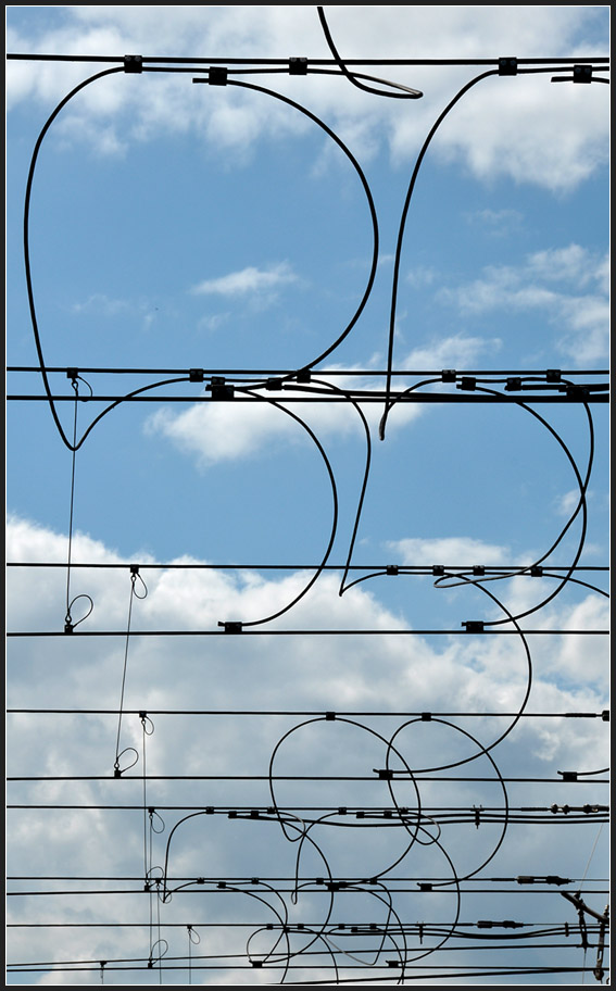 . Oberleitungsschleifen - 

Ausschnitthafter Blick auf die Oberleitungsanlagen des Betriebshofes in Remseck-Aldingen der Stadtbahn Stuttgart. 

25.06.2012 (J)