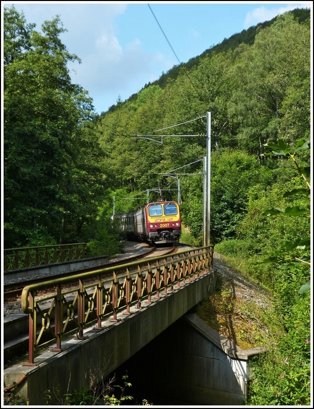 - Patina - Das Gel�nder der Br�cke �ber die Wiltz in der N�he von Merkholtz ist schon von einer gewissen Patina �berzogen und passt so sehr gut zum Triebzug Z 2007, der am 09.08.2012 auf der eingleisigen Strecke von Wiltz nach Kautenbach unterwegs war. (Hans)