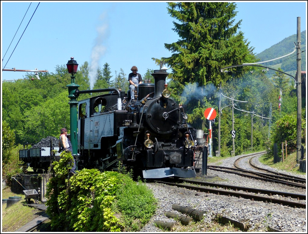 . Pfingstdampf Festival bei der Museumsbahn Blonay-Chamby - Die B.F.D. Dampflok N 3 beim Wasserfassen unterhalb des Dpots Chaulin. Diese Lok wurde 1913 von SLM unter der Fabriknummer 2317 gebaut. 27.05.2012 (Hans)