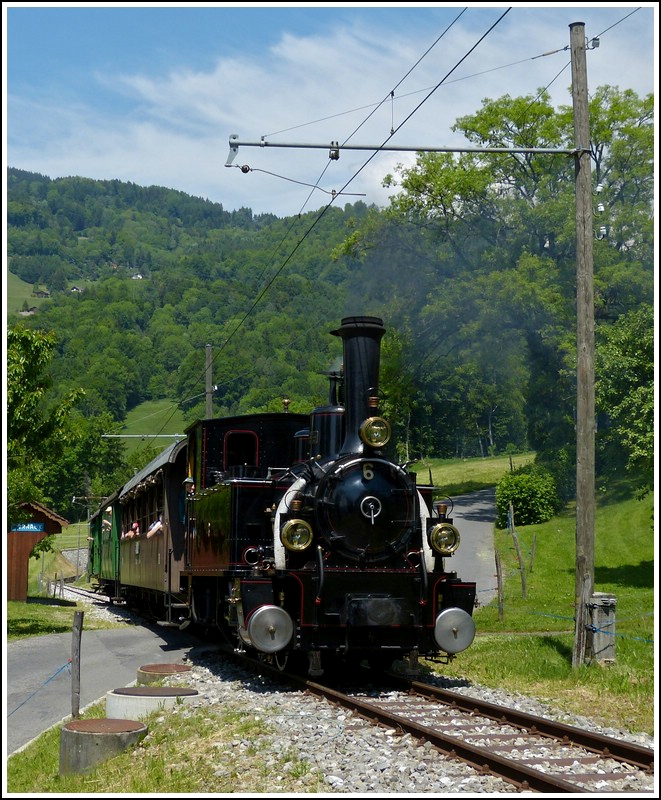 - Pfingstdampf Festival bei der Museumsbahn Blonay-Chamby - Die BAM N6 hat am 27.05.2012 die Haltestelle Cornaux verlassen und macht sich auf den Weg nach Chamby. Die Lok wurde 1901 von SLM unter der Fabriknummer 1341 gebaut. (Hans)